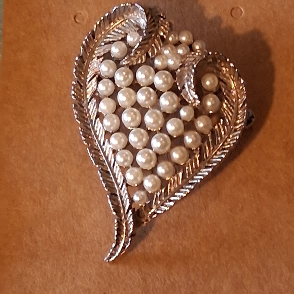 Lisner Jewelry Jewelry - Pearl Cluster Heart Brooch in Gold-Tone
